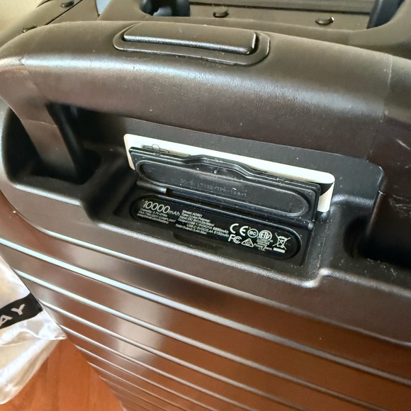 Away The Bigger Carry-On: Aluminum Edition (Onyx Black) w/ USB Charge & Battery - Picture 5 of 16